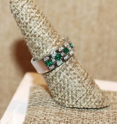 Size 7 Middle Row of 9 Round GREEN Stones Ring and 2 Border Rows of Clear Stone Accents on a Silver Tone Band (4.5g)