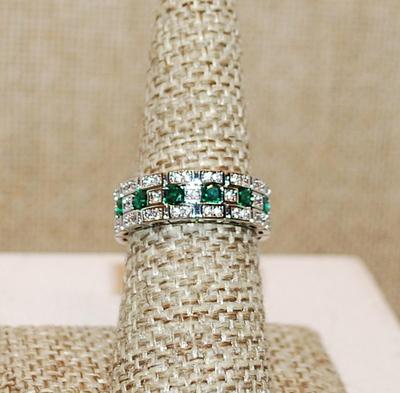 Size 7 Middle Row of 9 Round GREEN Stones Ring and 2 Border Rows of Clear Stone Accents on a Silver Tone Band (4.5g)