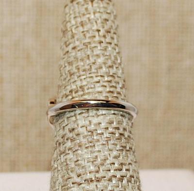 Size 6¼ Marked .925 Round BLACK Beveled Main Stone Ring with 2 Side Clear Stone on a Silver Band (3.9g)