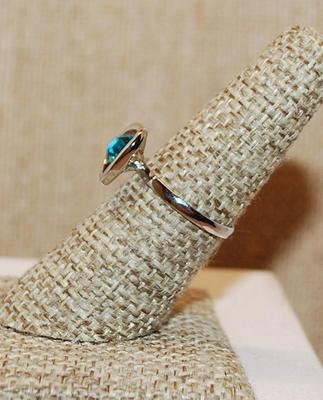 Size 7--7½ ADJUSTIBLE Split Silver Tone Band Ring with HEART & Blue Round Main Stone (1.9g)