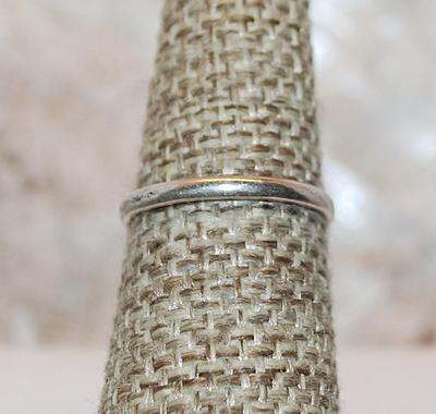 Size 7½ Marked .925 Translucent PURPLE Cabochon Stone Ring with Rope Surround & Triple Knob Accents on a Silver Band (2.4g)