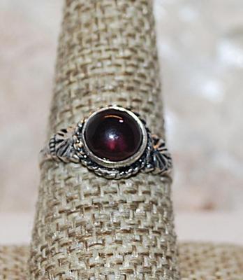 Size 8¾ Marked .925 Translucent PURPLE Cabochon Stone Ring with Rope Surround & Triple Knob Accents on a Silver Band (2.2g)