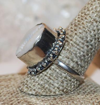 Size 8 Marked .925 COWRIE SHELL Ring with Single Row of Globes Surround on a Silver Band (6.5g)