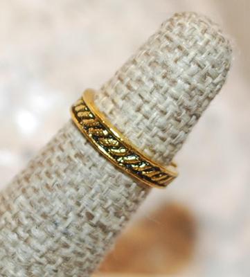 Size 4 TOE RING with Slanted Lines on a Gold Tone OPEN BAND (1.6g)