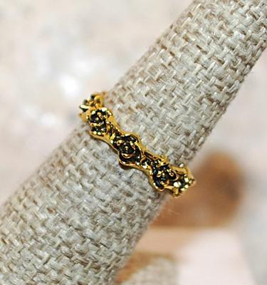 Size 6 TOE RING with "Black & Gold ROSES" on a Gold Tone OPEN BAND (1.9g)