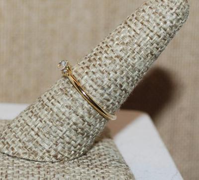 Size 5½ Delicate Horizontal Clear Stone Ring & 2 Round Clear Side Stones on a Gold Tone Band (1.1g)