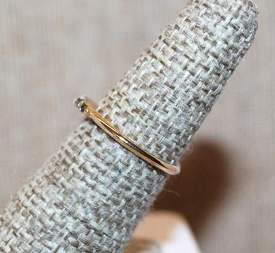 Size 6 Delicate Horizontal Clear Stone & 2 Round GREEN Stones on a Gold Tone Band (1.0g)