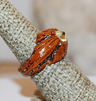 Size 6¾ Vintage Enameled Wood Grain Ring with Single Elevated Clear Stone (2.4g)