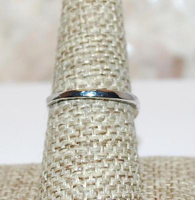 Size 8 Oval Blue & White "Clouds" RING with Oval Stone on a Silver Tone Setting (3.7g)