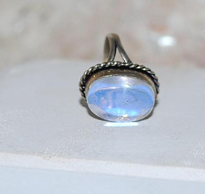 Size 7 Oval Transparent Light Blue OPAL Style Gemstone Ring with Sparkles on a Silver-Plated Band (5.1g)