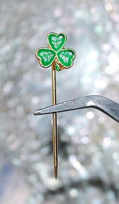 GREEN 3 Leaf CLOVER Enameled FLOWER PIN (1¾" L) on a Gold Tone Setting