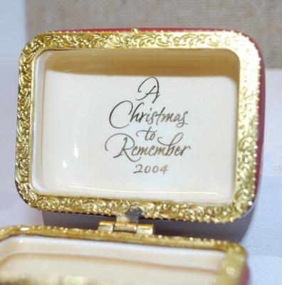 Santa Claus with Gifts Hinged "A Christmas to Remember 2004" ©HMK. LIC. Jewelry Trinket Box 2½" x 2" x 2"