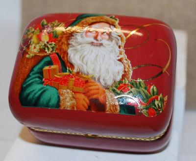 Santa Claus with Gifts Hinged "A Christmas to Remember 2004" ©HMK. LIC. Jewelry Trinket Box 2½" x 2" x 2"