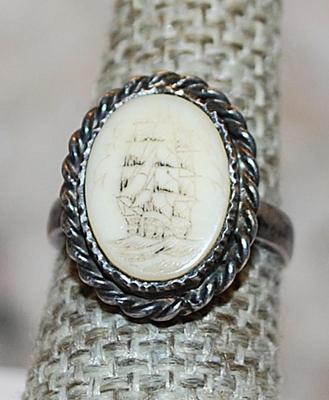 Size 6 Vintage Oval "Sailing Ship" Ring on a Rope Style Silver Tone Setting (6.5g)