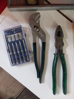 VARIETY OF HAND TOOLS-