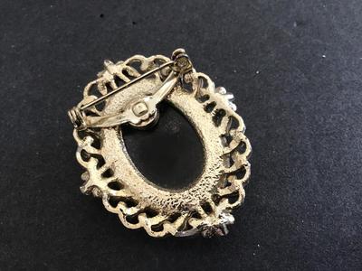 Fashion Cameo Brooch Mid
