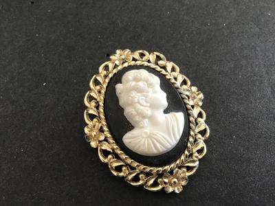 Fashion Cameo Brooch Mid