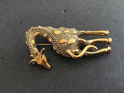 Textured Gold Tone Giraffe Brooch