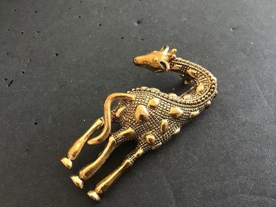 Textured Gold Tone Giraffe Brooch