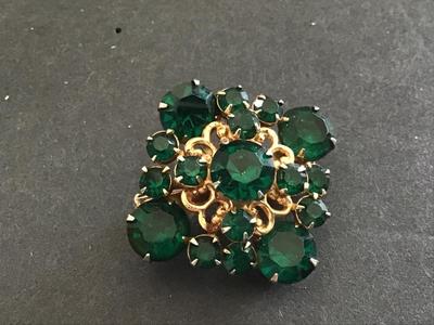 Beatiful Green Stone in Gold Tone Vintage