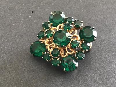 Beatiful Green Stone in Gold Tone Vintage
