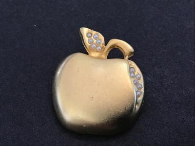 Apple sea Pearl Pin