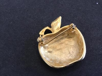 Apple sea Pearl Pin