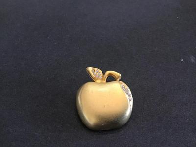 Apple sea Pearl Pin
