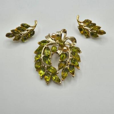 LOT 120: Fashionable Hair Combs, Barrett, Brooches with Matching Clip Earrings, and More