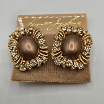 LOT 120: Fashionable Hair Combs, Barrett, Brooches with Matching Clip Earrings, and More