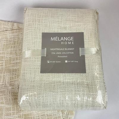 Sale Photo Thumbnail #1532: 90x90 queen blanket, two pillow shams