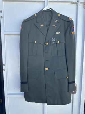 VINTAGE U.S. ARMY CLASS A ARMY GREEN SERVICE UNIFORM WITH PINS AMD PATCHES