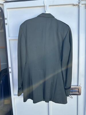 VINTAGE U.S. ARMY CLASS A ARMY GREEN SERVICE UNIFORM WITH PINS AMD PATCHES
