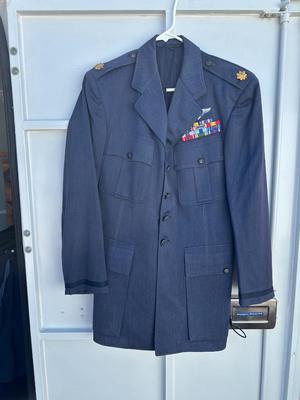 VINTAGE UNITED STATES AIR FORCE SERVICE DRESS UNIFORM COAT WITH RIBBON RACK