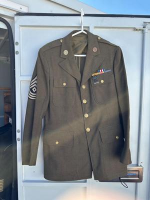 VINTAGE UNITED STATES ARMY UNIFORM JACKET WITH RIBBON RACK