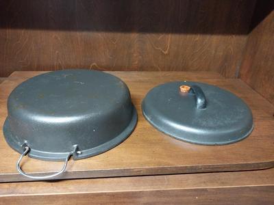 CAST IRON ROUND DUTCH OVEN WITH LID