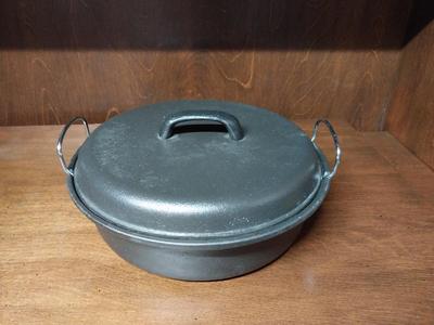 CAST IRON ROUND DUTCH OVEN WITH LID