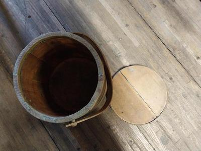 VINTAGE WOODEN CONTAINER WITH LID AND HANDLE
