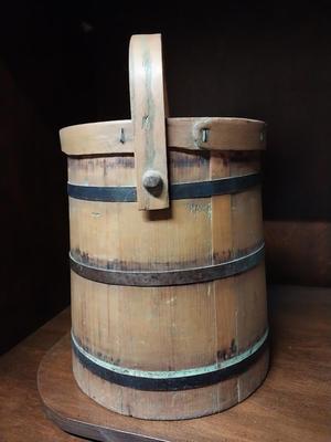 VINTAGE WOODEN CONTAINER WITH LID AND HANDLE