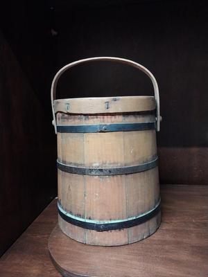 VINTAGE WOODEN CONTAINER WITH LID AND HANDLE