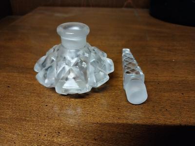 VINTAGE CRYSTAL PURFUME BOTTLE AND LADIES HAT