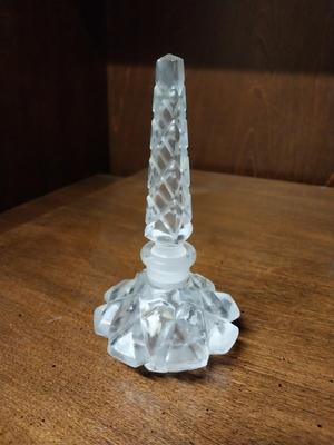 VINTAGE CRYSTAL PURFUME BOTTLE AND LADIES HAT