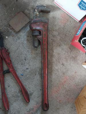 LARGE PIPE WRENCH AND CUTTER