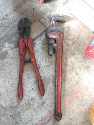 LARGE PIPE WRENCH AND CUTTER