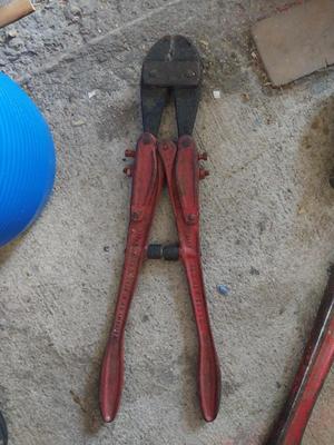 LARGE PIPE WRENCH AND CUTTER