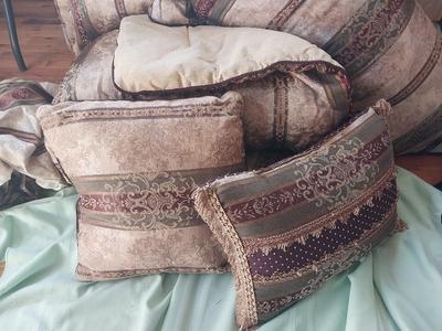 CROSCHIL MATCHING COMFORTER-SHAMS-BED PILLOWS AND BEDSKIRT