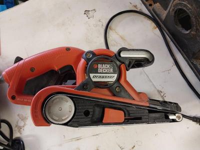 BLACK &DECKER SANDER WITH BAG AND CHICAGO