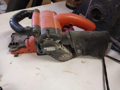 BLACK &DECKER SANDER WITH BAG AND CHICAGO