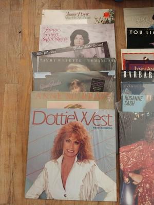 COUNTRY FAVORITES ON LP'S