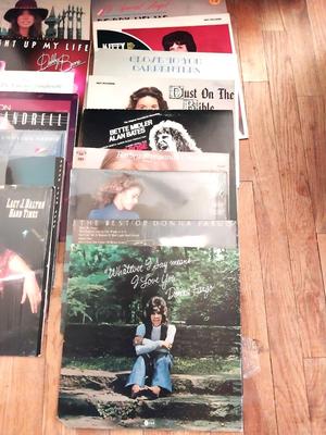 COUNTRY FAVORITES ON LP'S